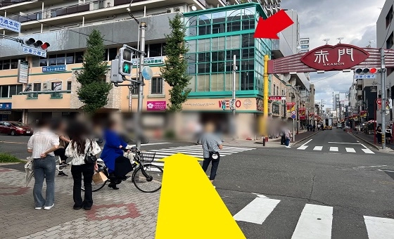 赤門通りの左手に当店のある「第2アメ横ビル」がございます。