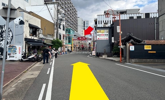 300mほど歩くと赤門通りの看板が見えます。