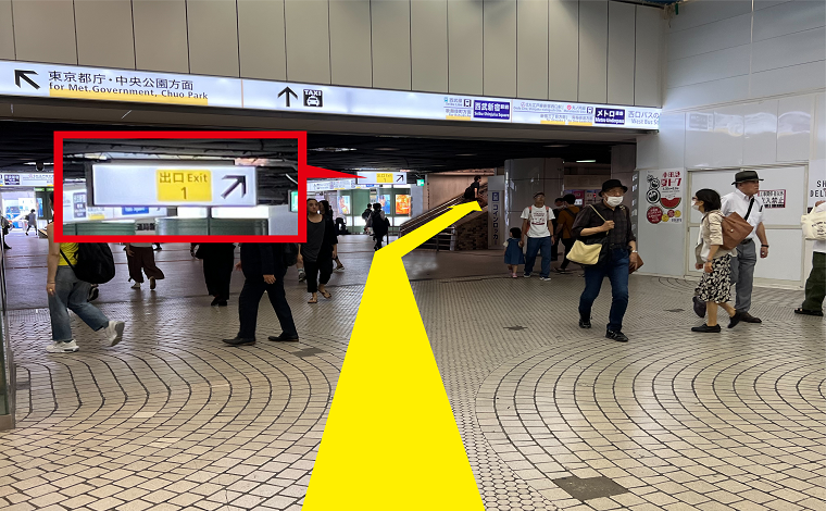 正面に「出口1」の階段がありますので、そちらから出ていただきます。