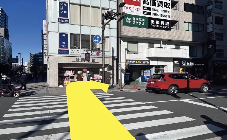 歩道を渡って右へ曲がり、左側にある吉野家の2階がサクモバ秋葉原店です。