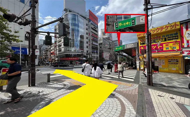 真っ直ぐ進むと「思い出横丁」の緑看板が見えますので、その交差点を左に渡ります。