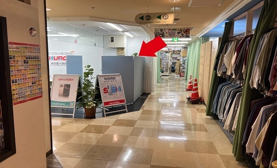 左手に当店が見えます。