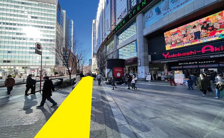 ヨドバシカメラを右手側に横断歩道まで直進します。