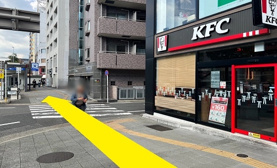 右手にあるKFCの角を超えて直進します。